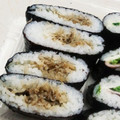 〜お鶴〜's cooksnap of when they made めんつゆと釜あげしらすのおにぎらず.