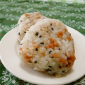 赤い電話's cooksnap of when they made さけとごま塩の簡単おにぎり♪.