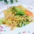 旦那は皿洗い's cooksnap of when they made 炒めない♡レンチン ガリバタ醤油焼きそば.