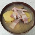 サーフブレイド's cooksnap of when they made さつまいも・玉ねぎ・ベーコンのお味噌汁.
