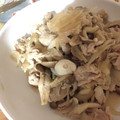 Stacieee's cooksnap of when they made 豚肉と玉ねぎとしめじ炒め.