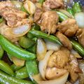 三匹の息子♪の母's cooksnap of when they made スナップエンドウと鶏肉のガリバタ炒め.