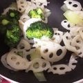 タカエツ's cooksnap of when they made レンコンとブロッコリの本格中華炒め.