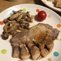 クック5CEUX9☆'s cooksnap of when they made 豚ロースときのこのガリバタ醤油ソテー.