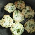 ゴーにこ's cooksnap of when they made ☆離乳食後期☆まぐろと豆腐のハンバーグ.