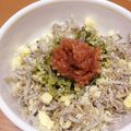やっちゃこ's cooksnap of when they made 梅干しらすとバジルチーズおにぎらず.