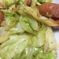 yurietti's cooksnap of when they made キャベツとウインナーのガリバタ炒め☆.