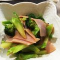 yukariiisu's cooksnap of when they made ブロッコリーとハムのからし和え.