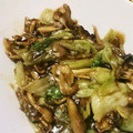 HoneyB1206's cooksnap of when they made 舞茸とレタスのオイスターソース炒め.