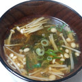 tokotann's cooksnap of when they made 定番☆えのき茸とわかめの味噌汁☆.