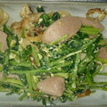 チキ会長's cooksnap of when they made ゴマ香る♪カブの葉とソーセージの炒め物.