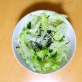 ＊まよちきん＊'s cooksnap of when they made レタスとたたきキュウリの塩昆布サラダ.