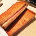 movie_000's cooksnap of when they made お鍋とフライパンで、簡単ホットサンド♪.