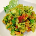 YU-ZEN's cooksnap of when they made 切って和えるだけワカモレ風おつまみサラダ.