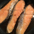 くぅちゃんかーちゃん's cooksnap of when they made 定番◆鮭の照り焼き◆フライパンで.