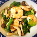 71i's cooksnap of when they made レタスときのこ、えびの塩とろみ炒め.