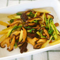 shimaru's cooksnap of when they made セロリと椎茸のオイスターソース炒め.