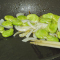 生誕１９７３年独身男's cooksnap of when they made 新たまねぎとそら豆の炒め物.