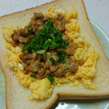 leomiya's cooksnap of when they made (。-`ω´-)男の納豆炒り卵トースト.