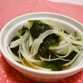 赤い電話's cooksnap of when they made 新玉ねぎとワカメのサラダ.