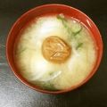 ウメ吉さん's cooksnap of when they made “梅干しのせ”玉ねぎ、ワカメの味噌汁.
