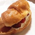 +スー+'s cooksnap of when they made クロワッサンの生クリームフルーツサンド.