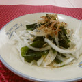赤い電話's cooksnap of when they made 簡単すぎ・・・新たまねぎとわかめのサラダ.