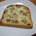 まゆみ母ちゃん's cooksnap of when they made レーズン食パンで　胡桃チーズトースト.