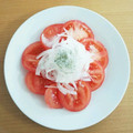 シナモシナモ's cooksnap of when they made トマトと新玉ねぎとじゃこのサラダ.