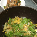 あけちゃ0603's cooksnap of when they made 新玉とスナップえんどうのふわとろ卵とじ.