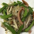 ゆきんこの缶詰め's cooksnap of when they made スナップえんどうとしめじの炒め物.