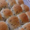 にゃんた02's cooksnap of when they made 黒ごまチーズとろ〜りちぎりパン.