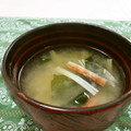 赤い電話's cooksnap of when they made カニかまとワカメのみそ汁.