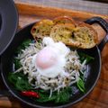 putimiko's cooksnap of when they made 釜揚げしらすのガーリック炒め☆温玉添え☆.