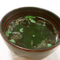赤い電話's cooksnap of when they made 簡単 わかめと鰹が効いたすまし汁.