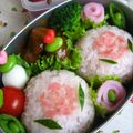 浜っ子's cooksnap of when they made ハムで小さいバラの花。キャラ弁、おにぎり.