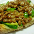 ann73's cooksnap of when they made アボカドと納豆と塩昆布の油揚げピザ.