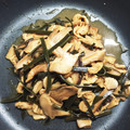 ☆ゆからん☆'s cooksnap of when they made 出汁取って再利用★椎茸と油揚げの昆布煮.