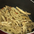 Santorini's cooksnap of when they made レンコンとしめじのピリ辛炒め.