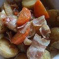 HMCみーこりん's cooksnap of when they made ル・クルーゼで作るベーコンの肉じゃが.