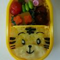 ふじゆみ2012's cooksnap of when they made キャラ弁■詰めるだけのしまじろう.