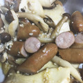 93ママ's cooksnap of when they made 簡単！ソーセージときのこのガリバタ醤炒め.