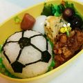 hi☆keママ's cooksnap of when they made サッカーボールのキャラ弁(学童弁当).