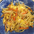 まゆくっくうーまん's cooksnap of when they made もやしと人参の卵とじ.