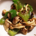 momomotan's cooksnap of when they made ピーマンとしめじの炒め煮.