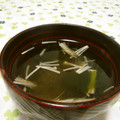 赤い電話's cooksnap of when they made 生姜であったか♪えのきとわかめのお吸い物.