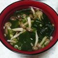 クックOBGGNF☆'s cooksnap of when they made 手間なし節約*しめじとわかめのお吸い物.