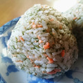 ツッキ's cooksnap of when they made 簡単！シャケと青のりのおにぎり！.