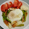 結衣のお母ちゃん's cooksnap of when they made ✮朝から元気✮アスパラ目玉焼き丼.