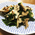YUKIKI☆'s cooksnap of when they made 簡単副菜！わかめと舞茸のわさび和え.